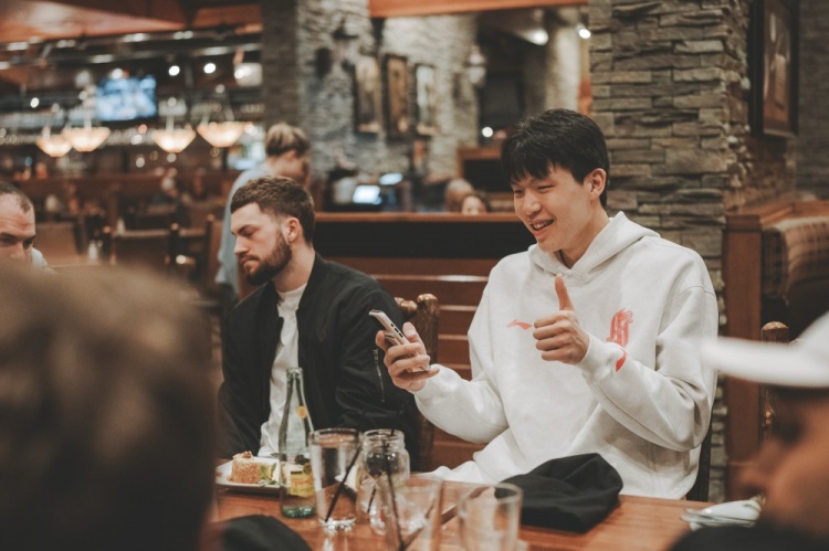 乐鱼-其乐融融！杨瀚森上周末做东 请混音队全队聚餐🍽️