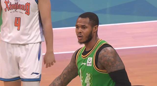 乐鱼登录入口-这也叫外援？打了3场比赛18投3中，三分球7投0中，杨鸣又被坑惨了